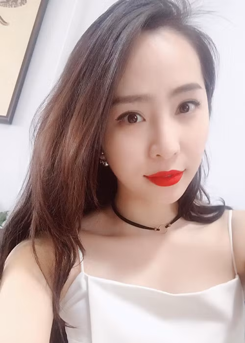 Quỳnh Nga tâm sự: “Cơ thể chúng ta đang nghe nhưng điều chính chúng ta nói, dù đó có là những lời độc thoại đi chăng nữa”.