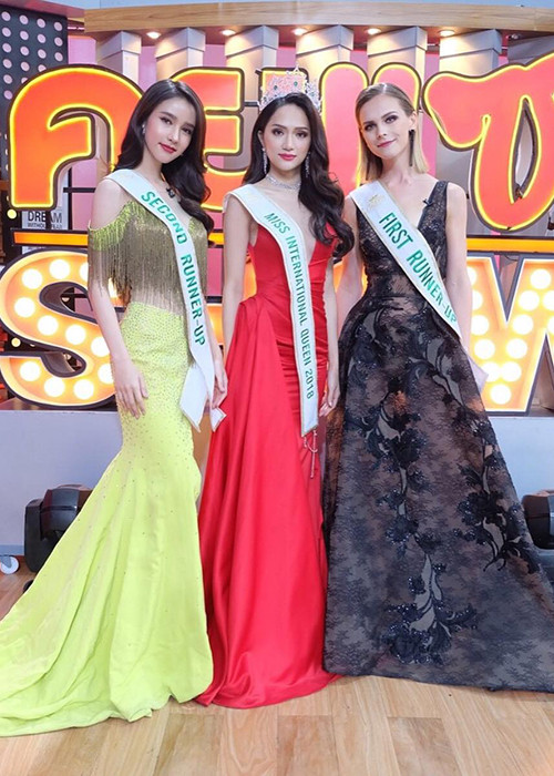 Sau đăng quang, Hương Giang đang ở lại Thái Lan tham gia các hoạt động. Cô vừa cùng 2 á hậu có buổi giao lưu với khán giả của đài lớn nhất Thái Lan One31. Ảnh: FBNV