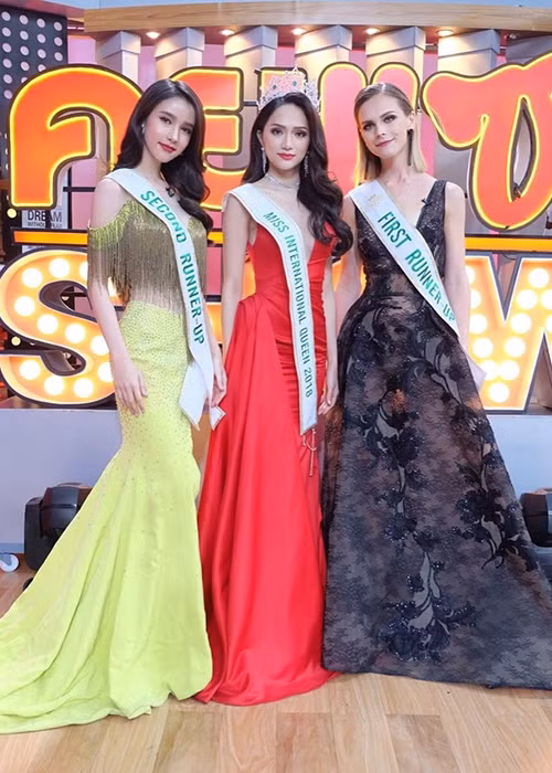 Sau đăng quang, Hương Giang đang ở lại Thái Lan tham gia các hoạt động. Cô vừa cùng 2 á hậu có buổi giao lưu với khán giả của đài lớn nhất Thái Lan One31. Ảnh: FBNV