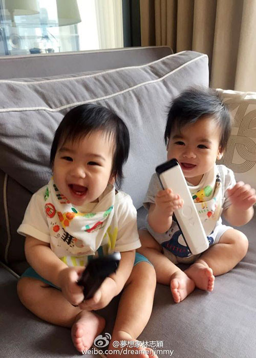 Lâm Chí Dĩnh từng tiết lộ cặp song sinh có tính cách trái ngược nhau. Bé Jenson nghịch ngợm còn bé Kyson trầm tính hơn.