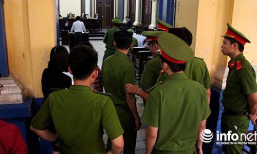 Gần 10 cảnh sát xuất hiện khi nghe ồn ào trong phòng xử.