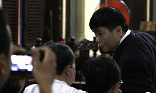 Luật sư Trần Vũ Hải trở về chỗ ngồi.