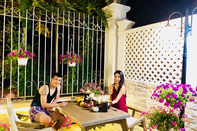 Vợ chồng sao Việt Thủy Tiên - Công Vinh thưởng trà trong không gian lãng mạn.