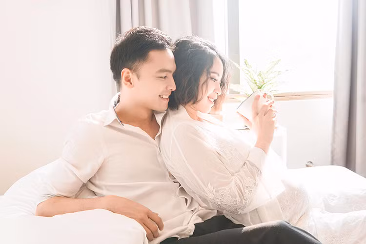 Vợ chồng sao Việt Tú Vi - Văn Anh sẽ đón con đầu lòng vào tháng 4 tới đây.