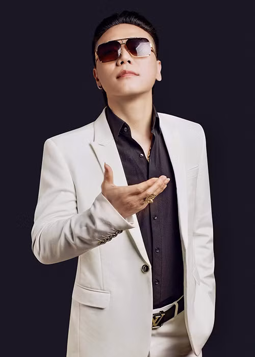 Châu Việt Cường tên thật là Nguyễn Việt Cường, sinh năm 1984 tại Thanh Hóa. Anh từng là sinh viên của trường Cao đẳng Văn hóa nghệ thuật Hà Nội.