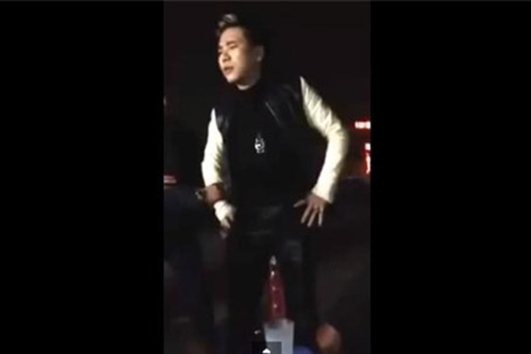 Tháng 4/2014, Châu Việt Cường to tiếng, đòi đánh chủ quán nước khi bị người này nhắc nhở ngồi cẩn thận tránh làm gãy ghế. Ảnh: Vietnamnet