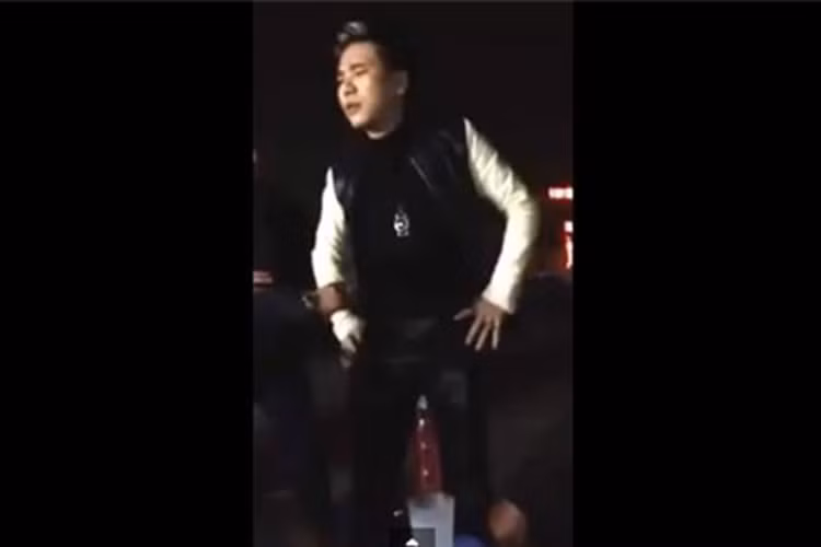 Tháng 4/2014, Châu Việt Cường to tiếng, đòi đánh chủ quán nước khi bị người này nhắc nhở ngồi cẩn thận tránh làm gãy ghế. Ảnh: Vietnamnet