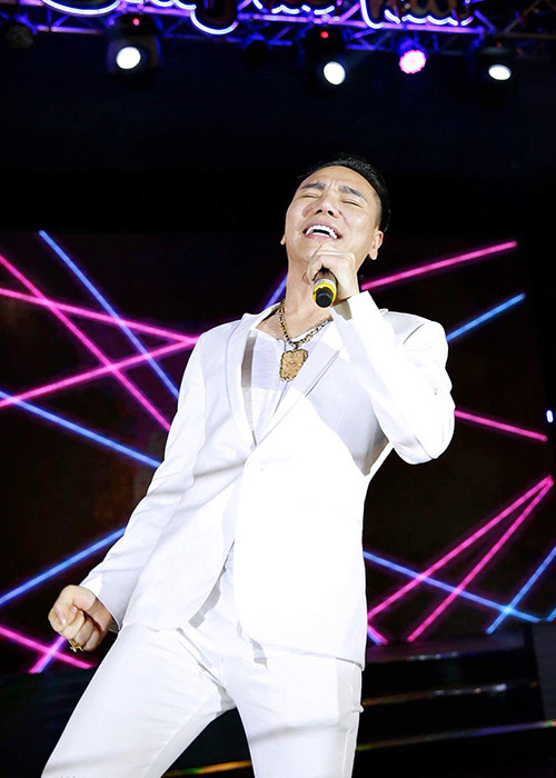 Châu Việt Cường được biết đến là ca sĩ hội chợ. Một số ca khúc của anh được giới trẻ yêu thích như: “Bạc trắng tình đời”, “Tình nhạt phai”...