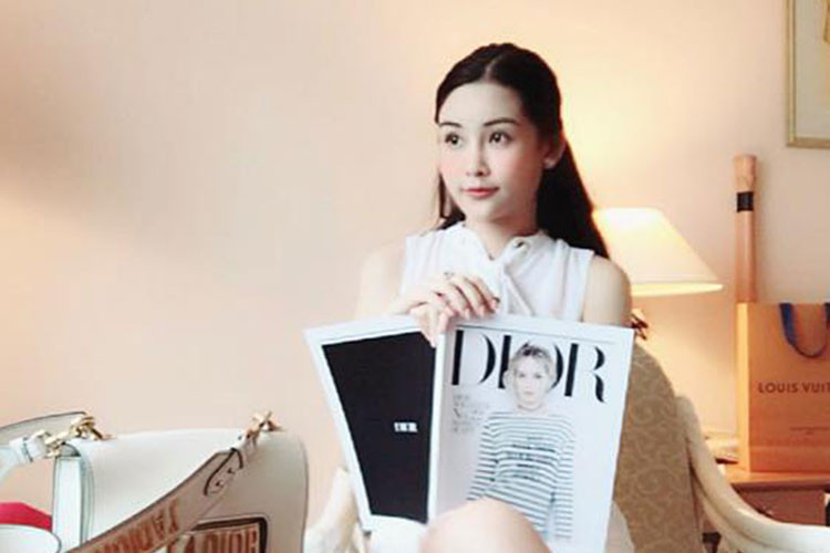 Ngân Anh than thở một ngày bận rộn đi học rồi đi làm.