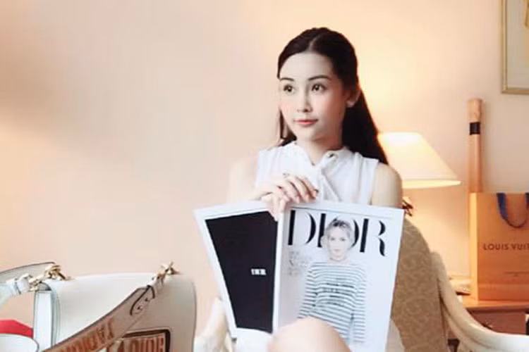 Ngân Anh than thở một ngày bận rộn đi học rồi đi làm.