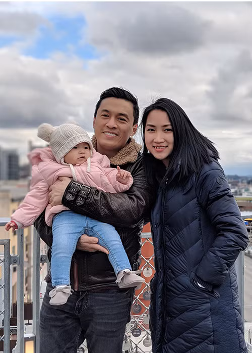 Vợ chồng sao Việt Lam Trường tự tay nấu xôi và chè để mừng con gái tròn 1 tuổi.