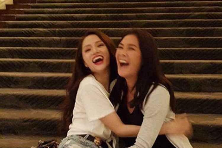 Hương Giang đã tham gia Hoa hậu Chuyển giới Quốc tế 2018 và đoạt vương miện. Trong suốt hành trình tại cuộc thi, Hương Giang cũng nhận được sự ủng hộ của Lukkade Metinee - người từng là Hoa hậu Thái Lan 1992. Ảnh: FBNV