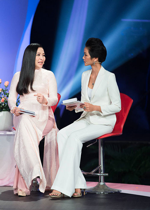 Tuy lần đầu làm MC nhưng H’Hen Niê nhanh chóng phối hợp nhịp nhàng cùng MC Quỳnh Hương và ca sĩ Hồ Trung Dũng.