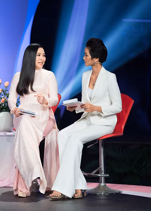 Tuy lần đầu làm MC nhưng H’Hen Niê nhanh chóng phối hợp nhịp nhàng cùng MC Quỳnh Hương và ca sĩ Hồ Trung Dũng.