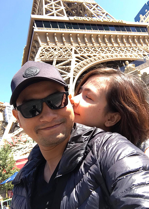 Vợ chồng sao Việt Huỳnh Đông - Ái Châu tình tứ ở trời Tây.