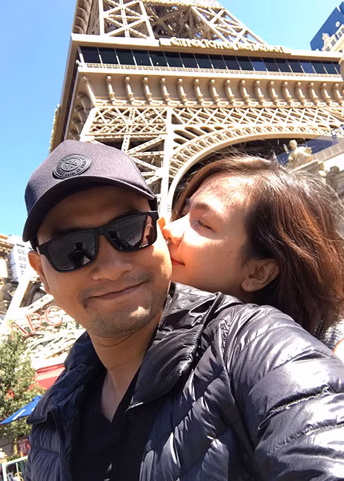 Vợ chồng sao Việt Huỳnh Đông - Ái Châu tình tứ ở trời Tây.