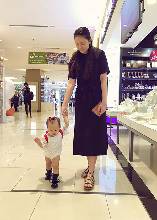 Con gái của Phan Như Thảo dù còn rất nhỏ nhưng đã được bố mẹ chăm chút ăn diện sành điệu.