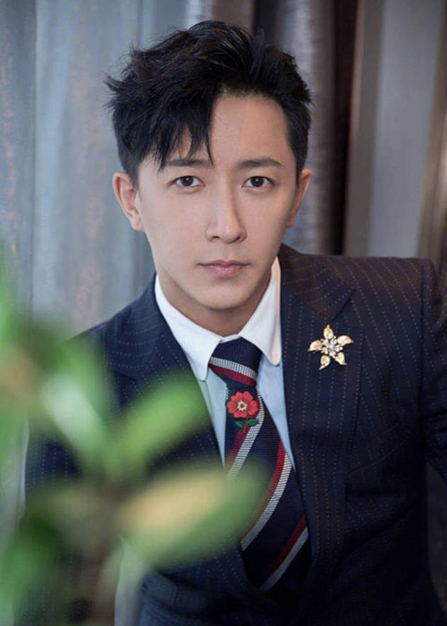 Hàn Canh sinh năm 1984, là ca sĩ kiêm diễn viên.