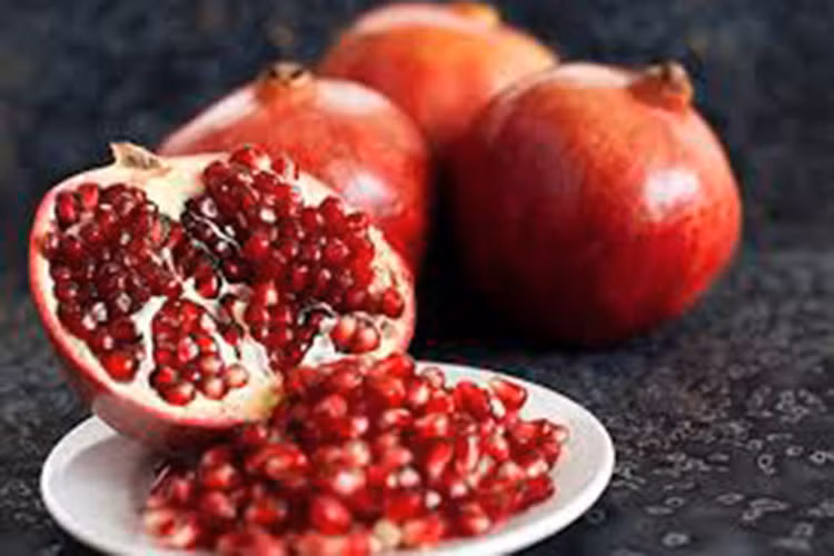 Lựu bảo vệ phổi khỏi sự phát triển ung thư. Nó giàu chất chống oxy hóa giúp loại bỏ độc tố và tăng cường máu tới phổi.