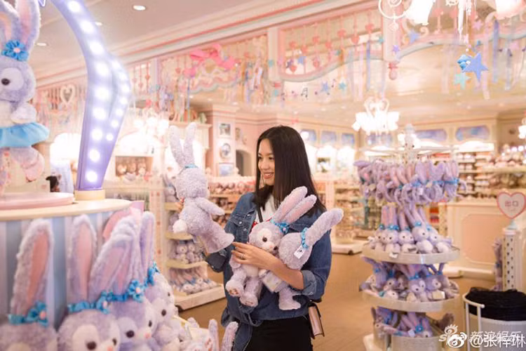 Trương Tử Lâm thỉnh thoảng tham gia các sự kiện nhưng chưa trở lại đóng phim vì muốn dành nhiều thời gian cho gia đình. Ảnh: Sina