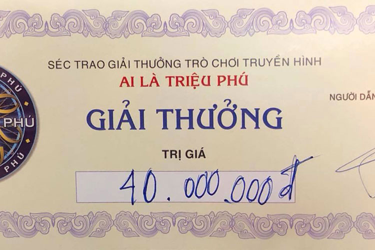 Nghệ sĩ Hoàng Dũng khoe tấm séc của Ai là triệu phú.