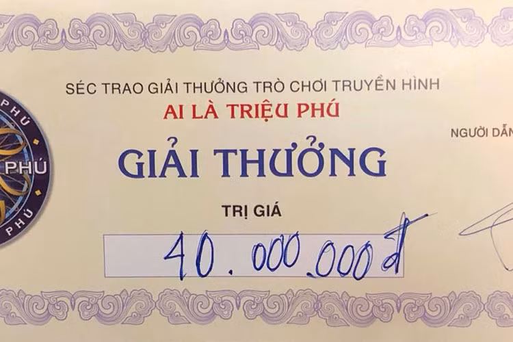 Nghệ sĩ Hoàng Dũng khoe tấm séc của Ai là triệu phú.