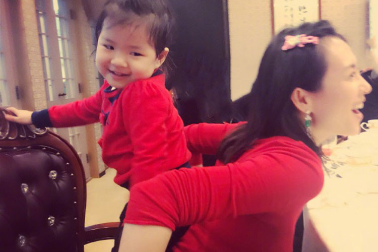 Con gái của Uông Phong và Chương Tử Di càng lớn càng xinh xắn. Ảnh: Weibo.