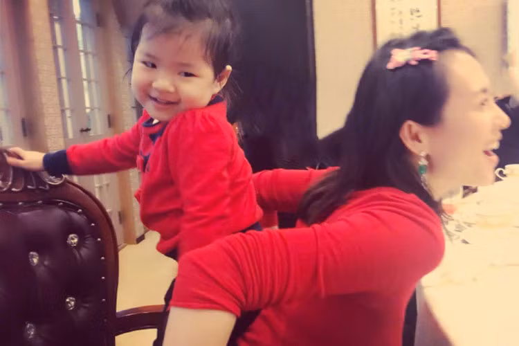 Con gái của Uông Phong và Chương Tử Di càng lớn càng xinh xắn. Ảnh: Weibo.