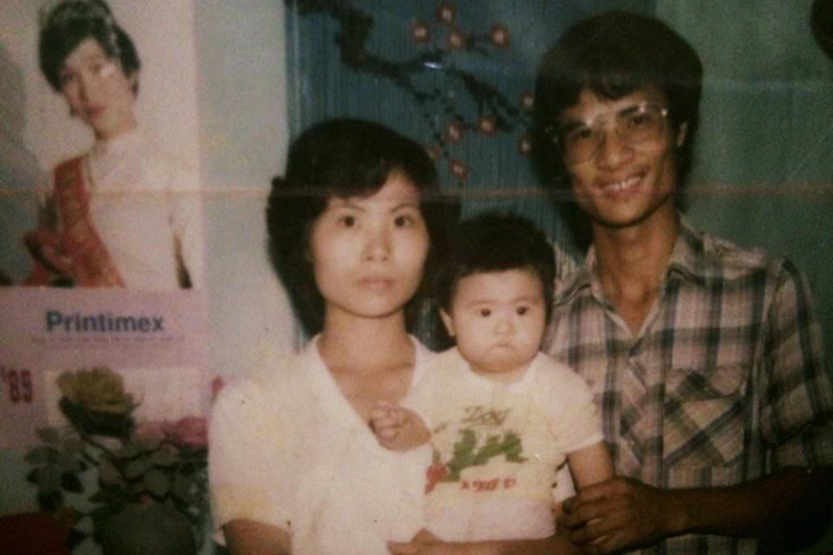 Hoa hậu Ngọc Hân tiết lộ: “Định mệnh với lây vía là có thật chăng. Chả thế mà con bé trong ảnh cũng được đội vương miện sau 21 năm giống chị xinh ở tấm lịch kìa (chị trong tấm lịch là Hoa hậu Việt Nam đầu tiên Bùi Bích Phương đăng quang năm 1988)”.