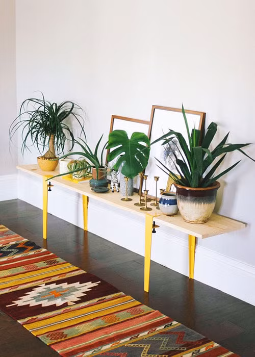 Vấn đề: Không có nhiều kệ để đồ: Hãy lựa chọn những chiếc giá có chân gấp như thế này vì bạn có thể gấp chúng và cất đi bất cứ lúc nào không dùng đến.