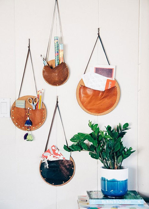 Vấn đề: Lối vào quá bừa bộn: Hãy dọn dẹp lối vào nhà bạn và gắn những chiếc móc lên tường để bạn có thể treo những vật dụng cần thiết.