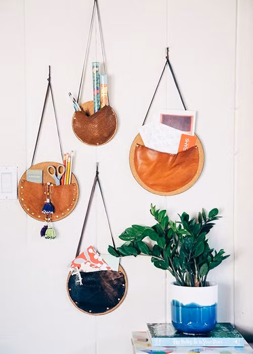 Vấn đề: Lối vào quá bừa bộn: Hãy dọn dẹp lối vào nhà bạn và gắn những chiếc móc lên tường để bạn có thể treo những vật dụng cần thiết.