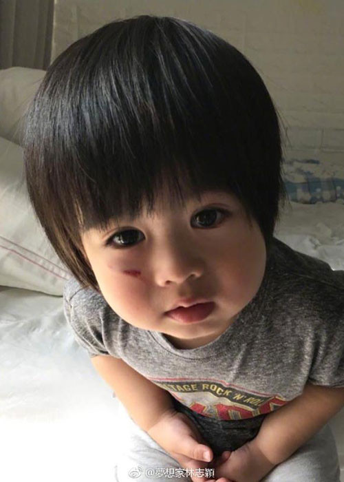 Bé Kyson được người hâm mộ nhận xét giống bố. Ảnh: Weibo