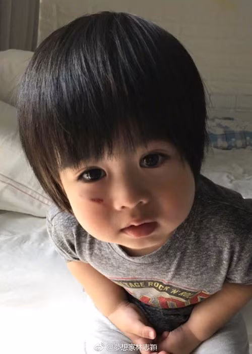 Bé Kyson được người hâm mộ nhận xét giống bố. Ảnh: Weibo