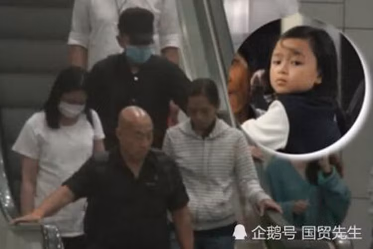 Vợ chồng Lưu Đức Hoa bịt kín mít trong khi con gái của cặp đôi không cần che chắn. Ảnh: Sohu