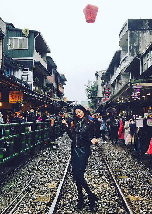 Hình ảnh Midu đi du lịch Đài Loan cùng gia đình.