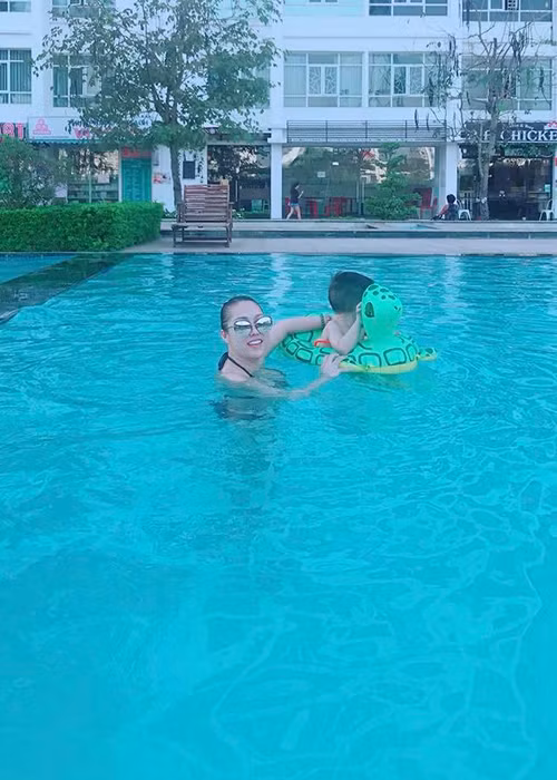 Phi Thanh Vân vui vẻ bên con trai sau khi chia tay bạn trai đại gia.