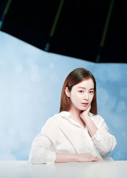 Ngắm Kim Tae Hee với làn da trắng không tỳ vết, nụ cười tỏa nắng, ít ai nghĩ nữ diễn viên đã ở độ tuổi 38. Ảnh: Donga