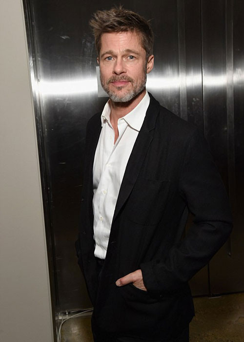 Để lấy lại tinh thần, anh vùi đầu vào thú vui điêu khắc tượng, cố gắng bỏ rượu, tập thể thao và ăn uống điều độ. Ảnh: Dailymail