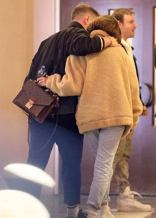 Selena còn ôm vai một người bạn khi rời nhà thờ khiến nhiều người chú ý. Ảnh: Dailymail