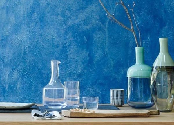 Khi chọn cách làm mới không gian bằng việc sơn tường, hãy nghĩ đến những gam màu tạo cảm giác dễ chịu cho mọi người khi bước vào phòng. Nếu chưa tìm được gam màu phù hợp, hãy mạnh dạn chọn màu xanh nước biển, gam màu tạo thật nhiều cảm hứng và nét đẹp thân thiện cho không gian sống của bạn.