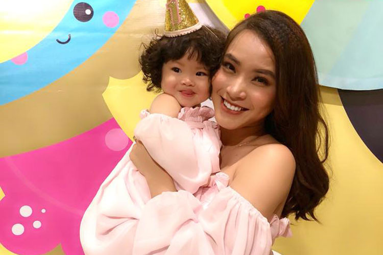 Hải Băng diện đồ đôi cùng con gái đầu lòng.