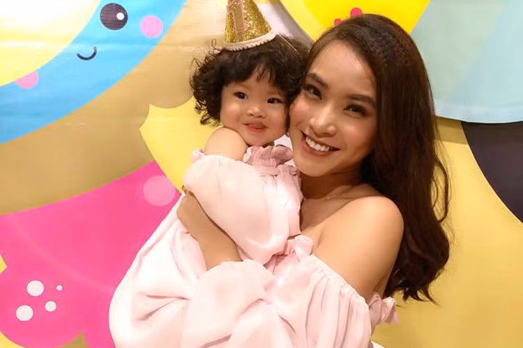 Hải Băng diện đồ đôi cùng con gái đầu lòng.