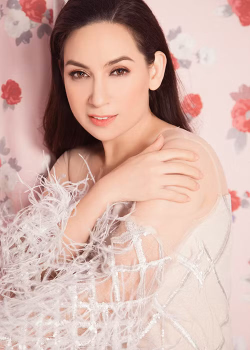 Đây là lần hiếm hoi nữ ca sĩ hải ngoại mặc trang phục gợi cảm.