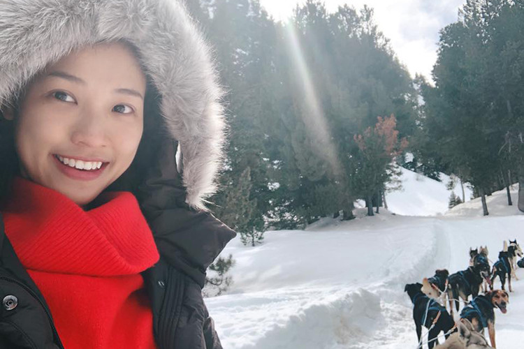 Hoàng Oanh khoe làn da mịn, căng bóng khi để mặt mộc.