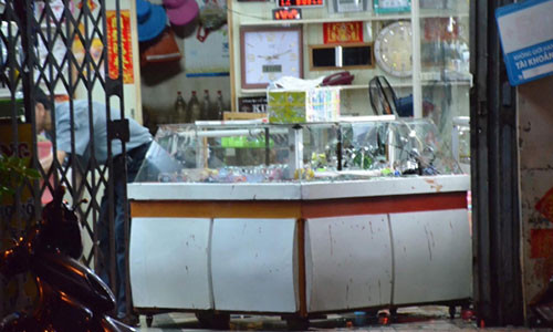 Tủ kính kẻ “nghi ngáo đá” đập phá dùng những mảnh vỡ cố thủ.