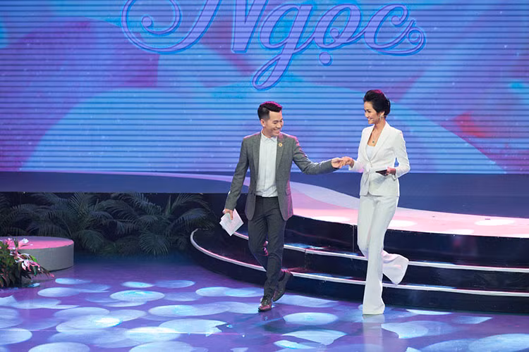 Tham gia chương trình, H’Hen Niê chọn bộ vest trắng quần ống loe.