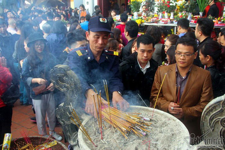 Bảo vệ kiêm luôn việc thu dọn hương do người đi lễ cắm quá nhiều, dễ gây hỏa hoạn. Mặc dù phủ Tây Hồ cũng đã có các biển thông báo hạn chế đốt hương nhưng tình trạng vẫn không giảm. Bảo vệ kiêm luôn việc thu dọn hương do người đi lễ cắm quá nhiều, dễ gây hỏa hoạn. Mặc dù phủ Tây Hồ cũng đã có các biển thông báo hạn chế đốt hương nhưng tình trạng vẫn không giảm.