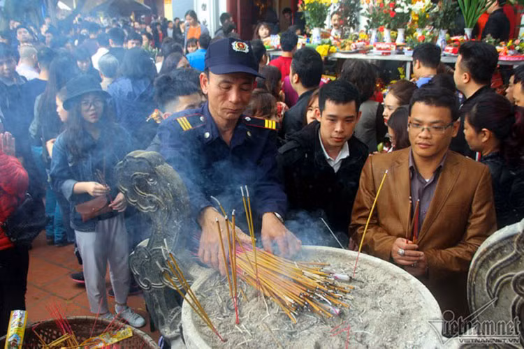 Bảo vệ kiêm luôn việc thu dọn hương do người đi lễ cắm quá nhiều, dễ gây hỏa hoạn. Mặc dù phủ Tây Hồ cũng đã có các biển thông báo hạn chế đốt hương nhưng tình trạng vẫn không giảm.