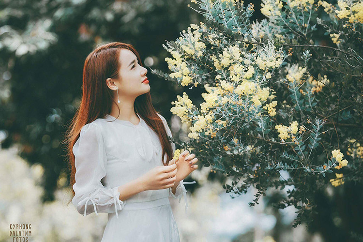 Với lùm xùm của Nam Em - Trường Giang, Nhã Phương vẫn không một lời trách móc bạn trai trước công chúng.